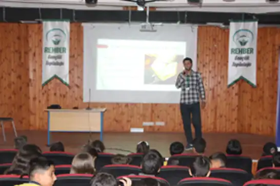 Rehber Gençlik Topluluğu "Dijital Çağda Aile Olmak" konulu konferanslarına devam ediyor