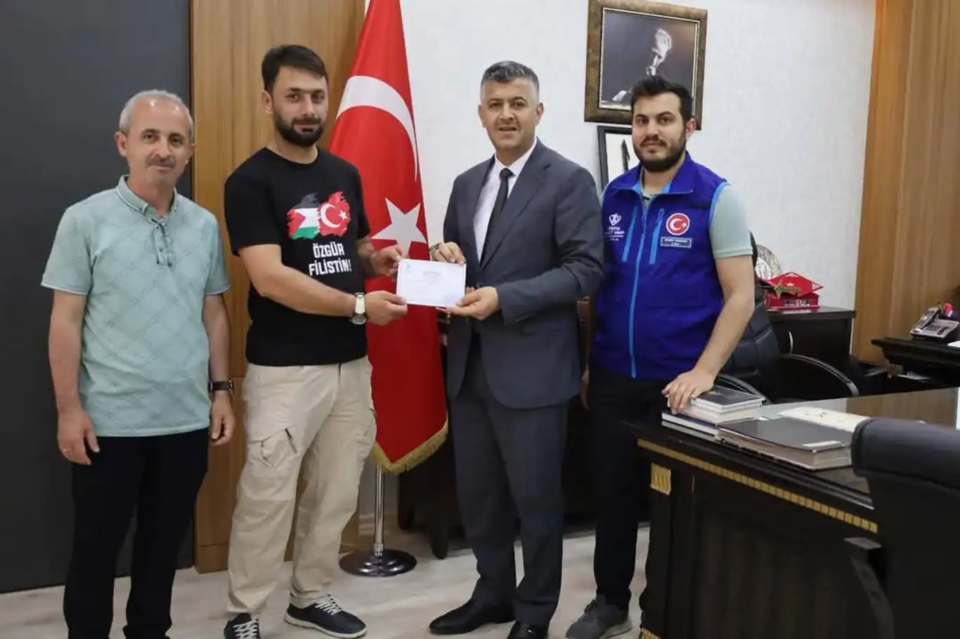 Ortaokul öğrencileri Gazze için hayır çarşısı açtı Ortaokul öğrencileri Gazze için hayır çarşısı açtı