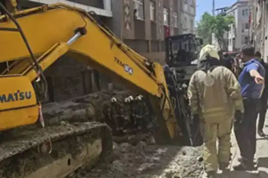 İstanbul'da kanalizasyon çalışmasında yol çöktü: Bir işçi göçük altında kaldı