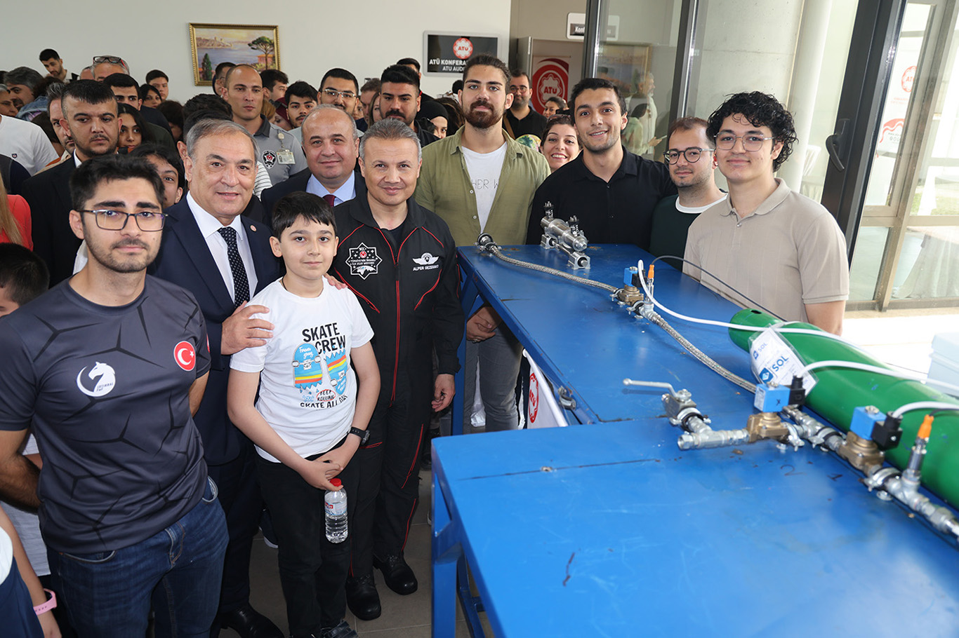 Türkiye'nin ilk Astronotu Alper Gezeravcı ATÜ'de öğrencilerle buluştu Türkiye'nin ilk Astronotu Alper Gezeravcı ATÜ'de öğrencilerle buluştu