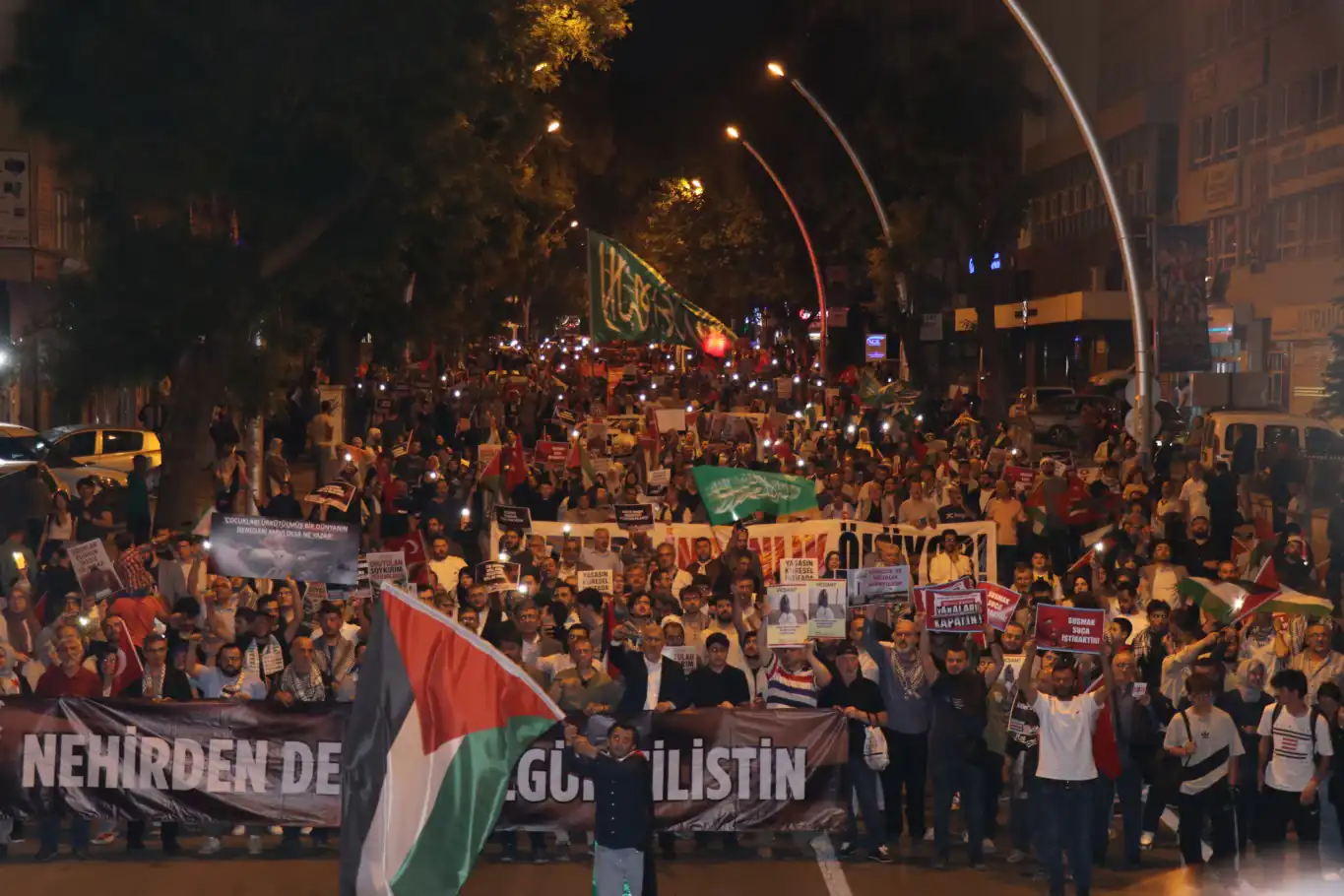 Ankara'da "Tek Gündem: Gazze" sloganıyla yürüyüş düzenlendi Ankara'da "Tek Gündem: Gazze" sloganıyla yürüyüş düzenlendi