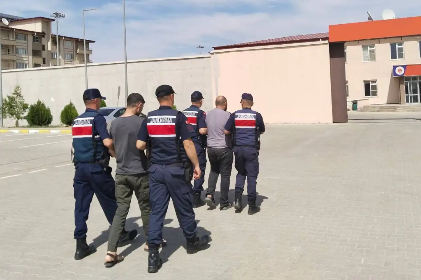 Gaziantep'te düzensiz göçmen operasyonu: 4 gözaltı Gaziantep'te düzensiz göçmen operasyonu: 4 gözaltı