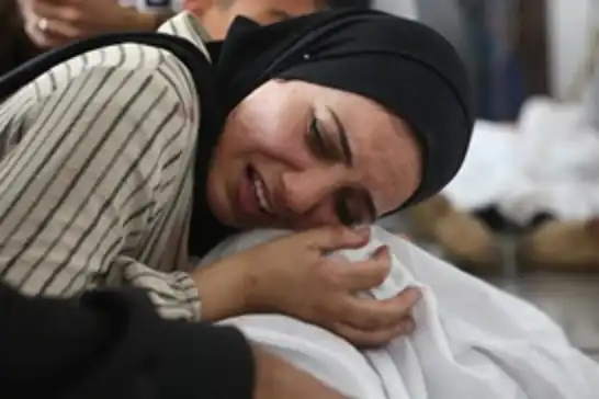 طبيبة فلسطينية تستقبل أشلاء متفحمة لأطفالها التسعة إثر غارة للاحتلال