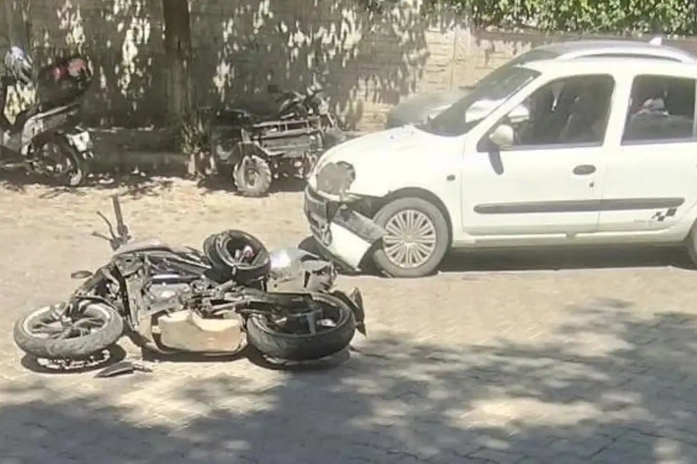 Otomobil ile motosiklet çarpıştı: 1 yaralı Otomobil ile motosiklet çarpıştı: 1 yaralı
