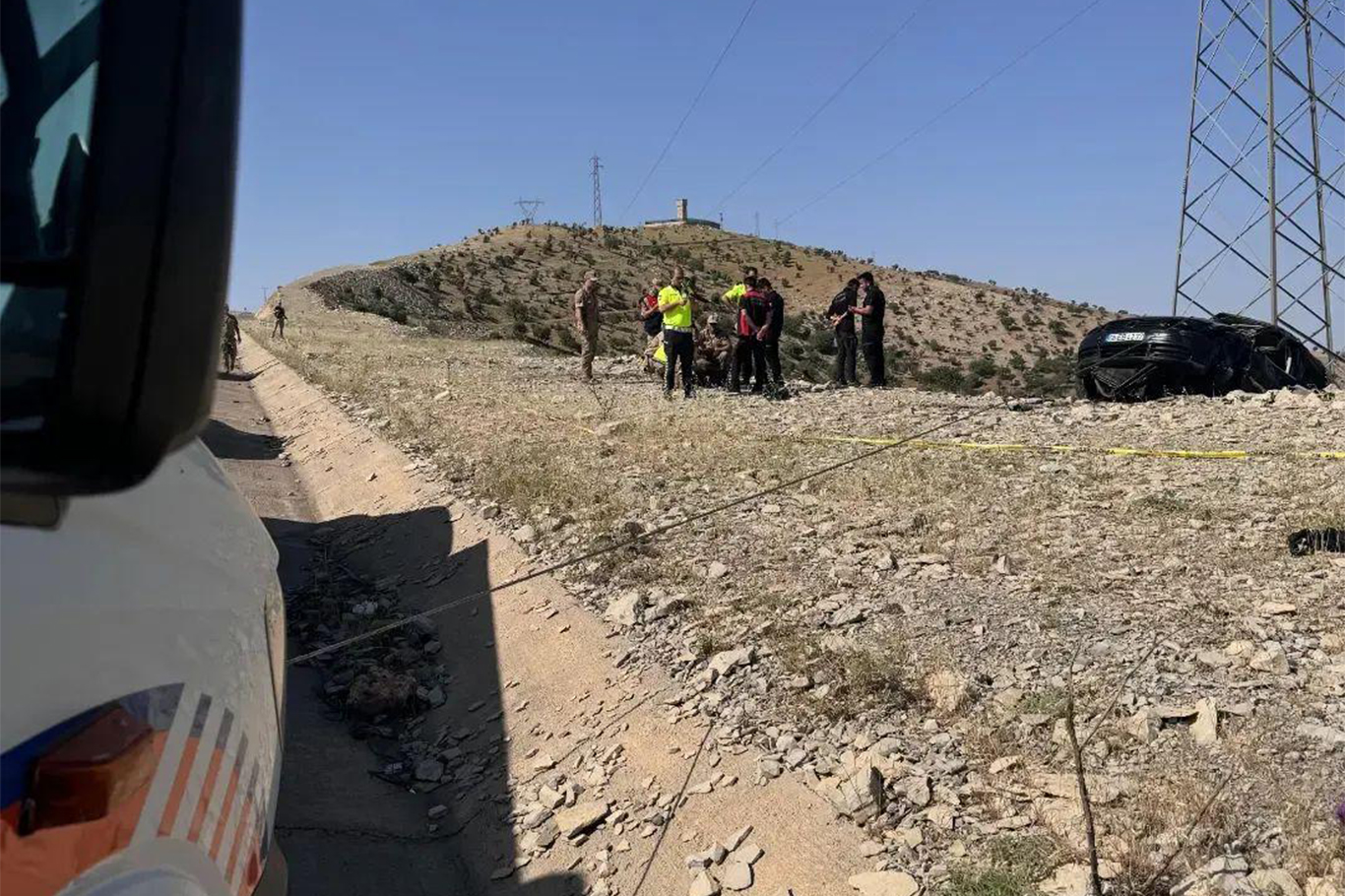 Şırnak'ta ticari araç şarampole yuvarlandı: 3 ölü 3 yaralı Şırnak'ta ticari araç şarampole yuvarlandı: 3 ölü 3 yaralı