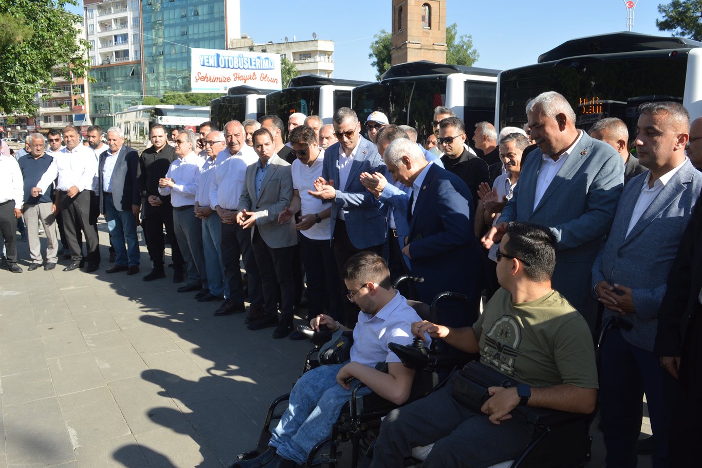 Siirt Belediyesi filosuna 14 yeni otobüs ve 1 tıbbi atık aracı katıldı