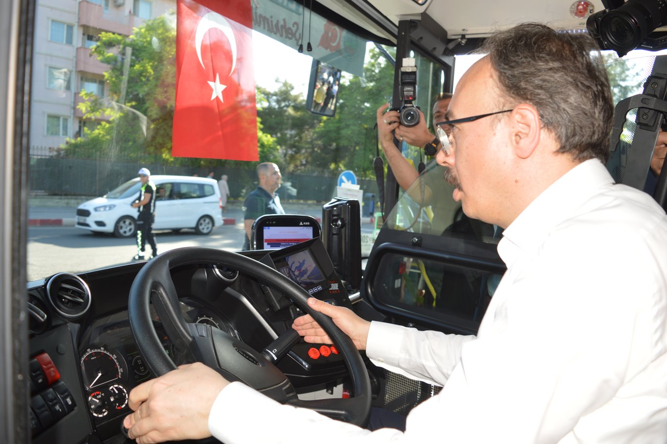 Siirt Belediyesi filosuna 14 yeni otobüs ve 1 tıbbi atık aracı katıldı