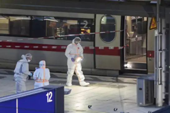 Almanya’da tren istasyonunda bıçaklı saldırı: 12 yaralı