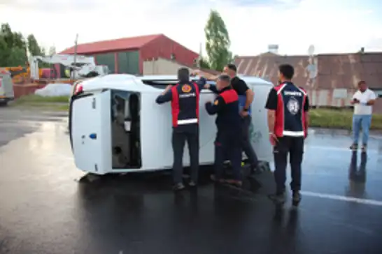Ağrı'da araç devrildi: 3 kişi yaralandı