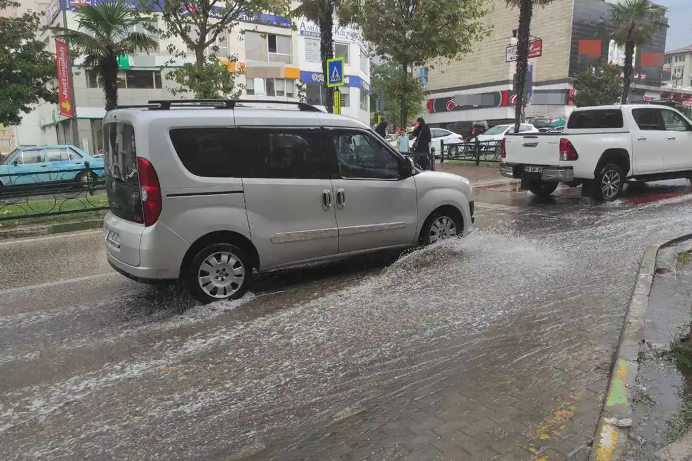 Meteoroloji'den kuvvetli sağanak ve toz taşınımı uyarısı Meteoroloji'den kuvvetli sağanak ve toz taşınımı uyarısı