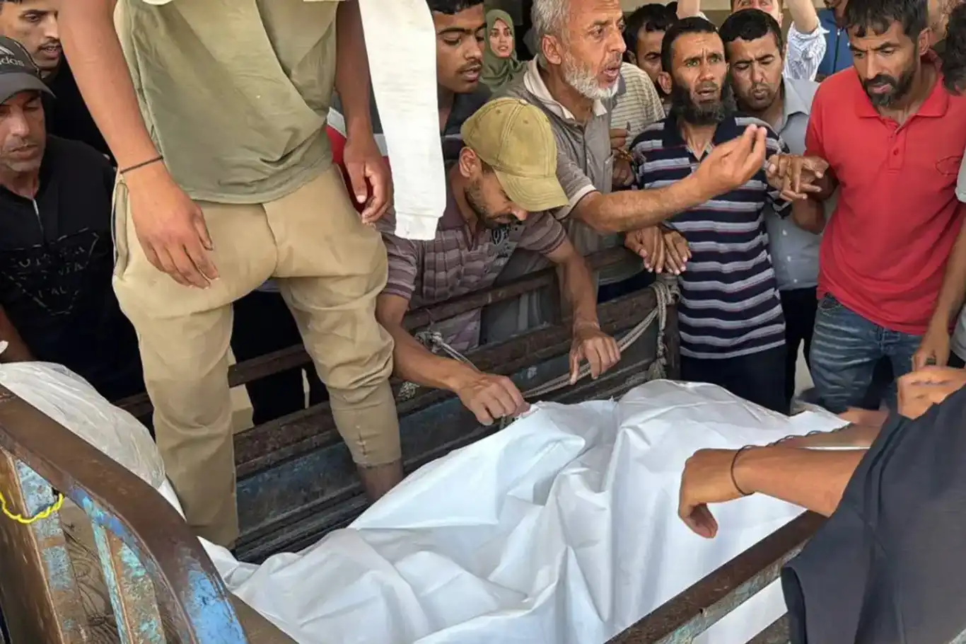 المجازر مستمرة..9 شهداء وعشرات الجرحى في قصف عنيف على غزة المجازر مستمرة..9 شهداء وعشرات الجرحى في قصف عنيف على غزة