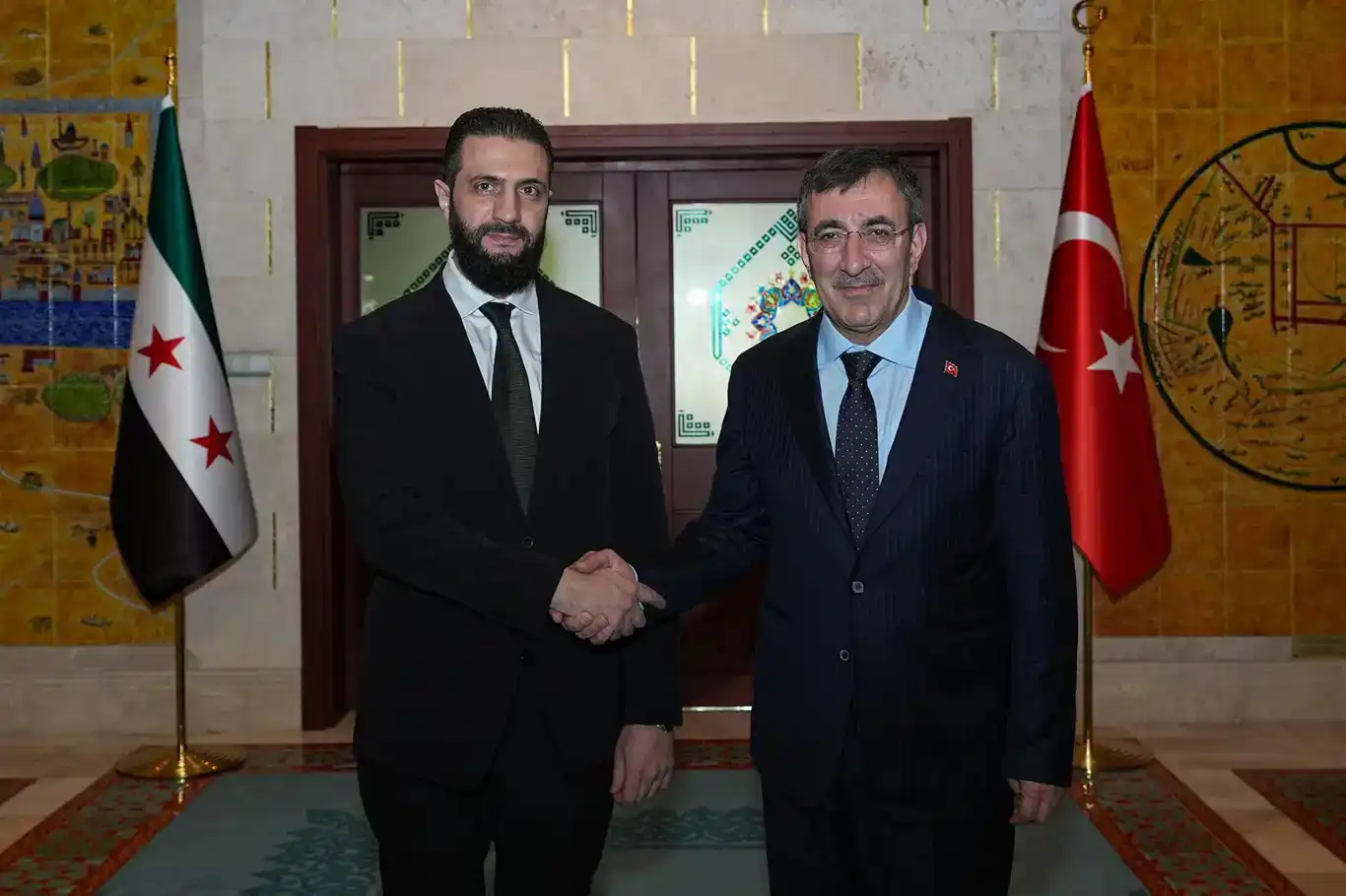 لقاء رفيع المستوى بين نائب الرئيس التركي والرئيس السوري في أنقرة لقاء رفيع المستوى بين نائب الرئيس التركي والرئيس السوري في أنقرة