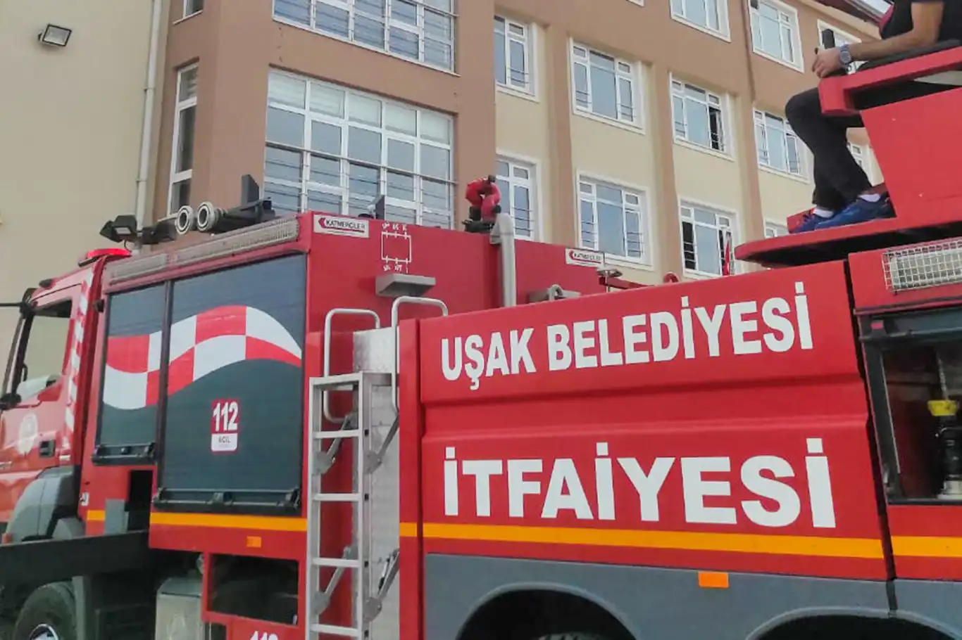 Uşak'ta yangın: 3 evde hasar meydana geldi