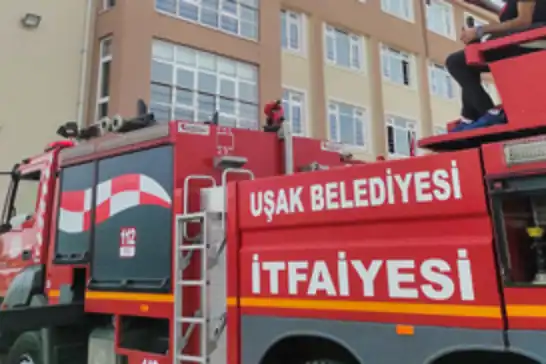 Uşak'ta yangın: 3 evde hasar meydana geldi