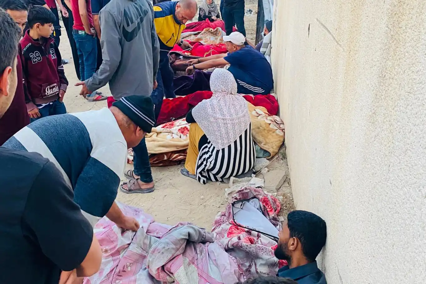 İşgalciler Gazze'de bir evi bombaladı: 19 şehit
