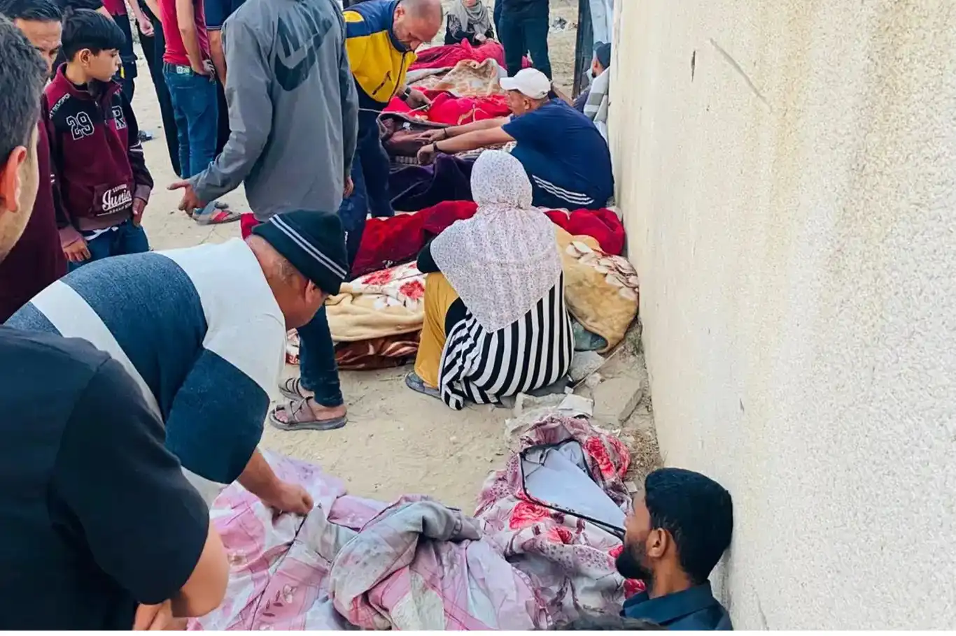 المجزرة الثانية في هذا اليوم..19 شهيدًا من عائلة واحدة في قصف صهيوني على جباليا المجزرة الثانية في هذا اليوم..19 شهيدًا من عائلة واحدة في قصف صهيوني على جباليا