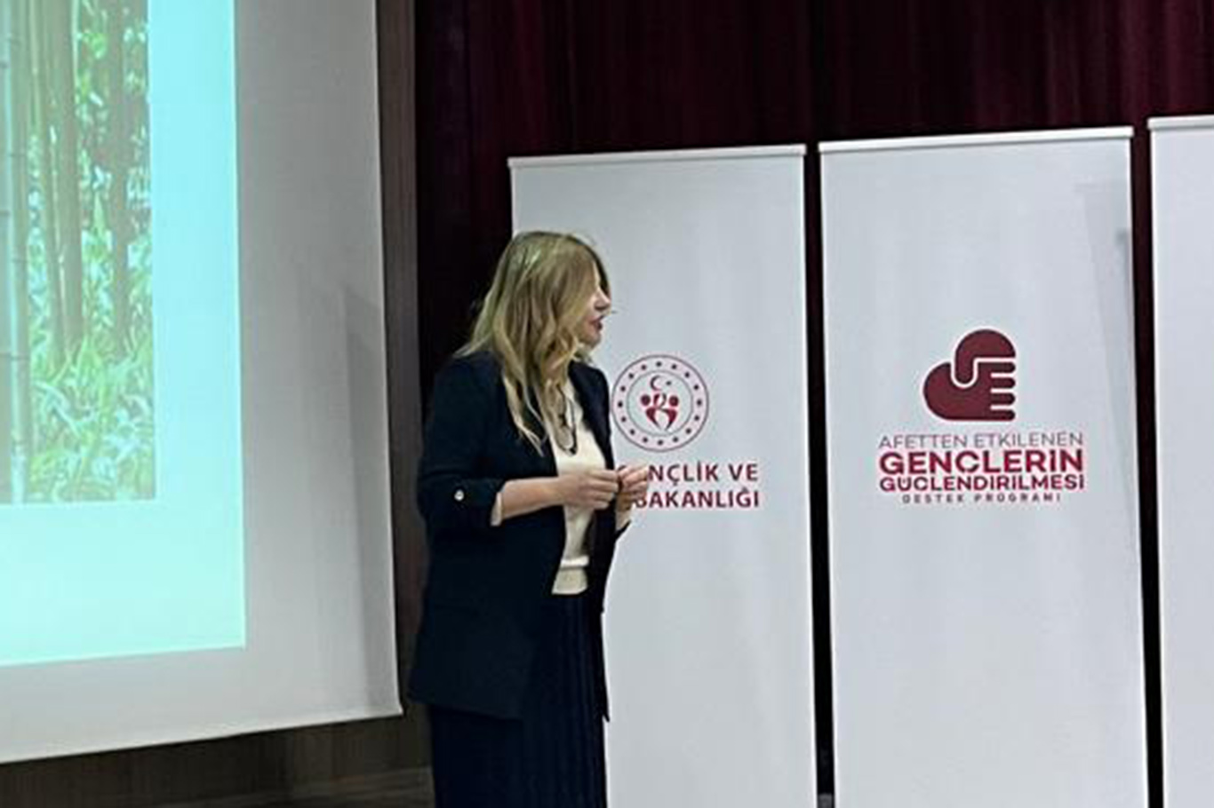 Gençlere afetlere karşı bilinçli ve dirençli birey olmanın yolları anlatıldı. Gençlere afetlere karşı bilinçli ve dirençli birey olmanın yolları anlatıldı.