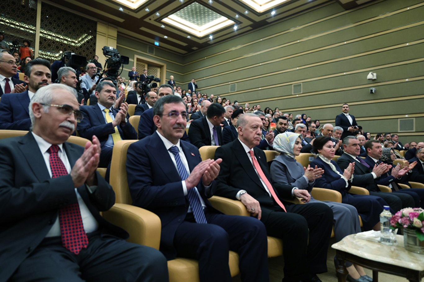 Cumhurbaşkanı Erdoğan: Ehliyet, liyakat, adalet devlet işlerinde birbirini besleyen kardeş kavramlardır Cumhurbaşkanı Erdoğan: Ehliyet, liyakat, adalet devlet işlerinde birbirini besleyen kardeş kavramlardır