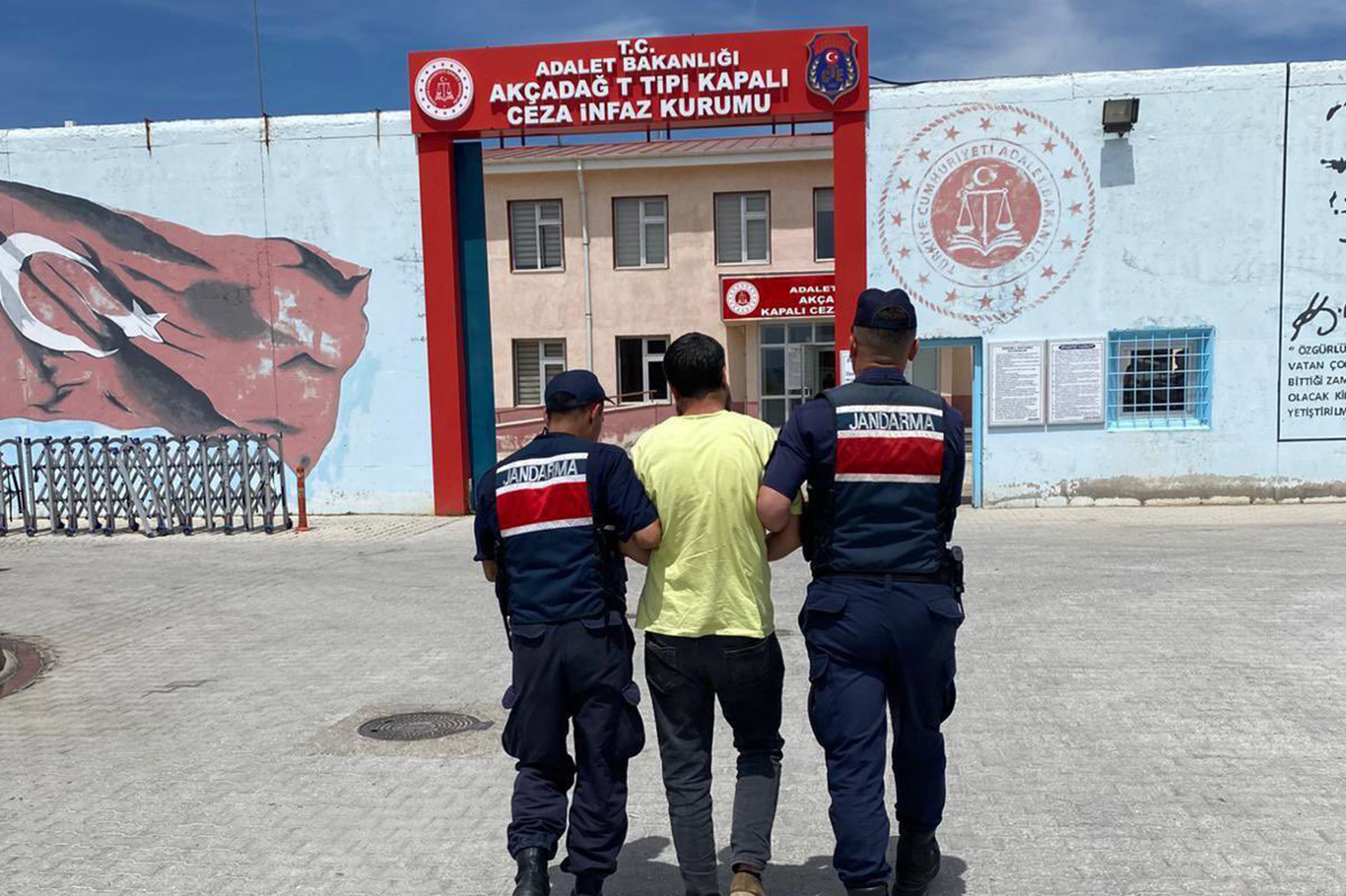 Malatya'da 18'i kesinleşmiş hapis cezası bulunan 30 kişi yakalandı Malatya'da 18'i kesinleşmiş hapis cezası bulunan 30 kişi yakalandı
