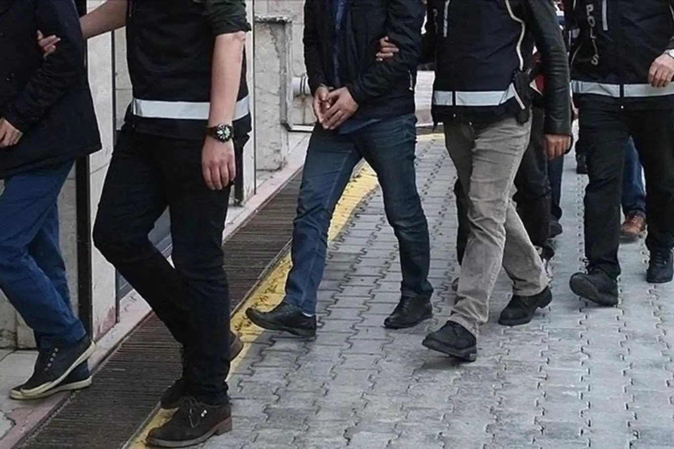 FETÖ operasyonu: 61 muvazzaf asker tutuklandı FETÖ operasyonu: 61 muvazzaf asker tutuklandı