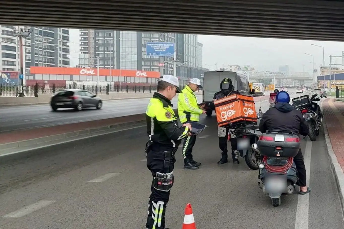 Bursa'da trafik denetimlerinde 23 bin araç sürücüsüne ceza kesildi Bursa'da trafik denetimlerinde 23 bin araç sürücüsüne ceza kesildi