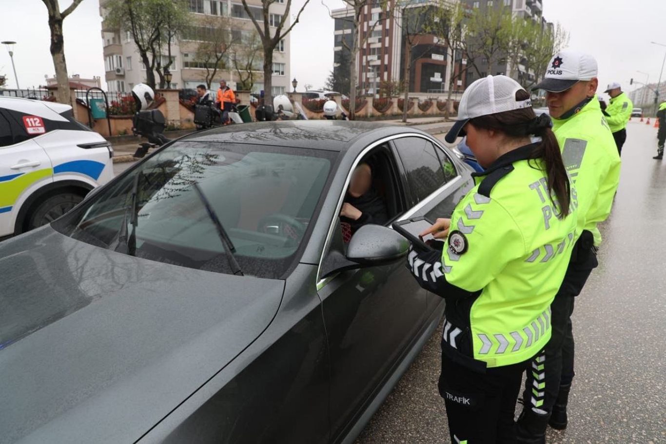 Bursa'da trafik denetimlerinde 23 bin araç sürücüsüne ceza kesildi Bursa'da trafik denetimlerinde 23 bin araç sürücüsüne ceza kesildi