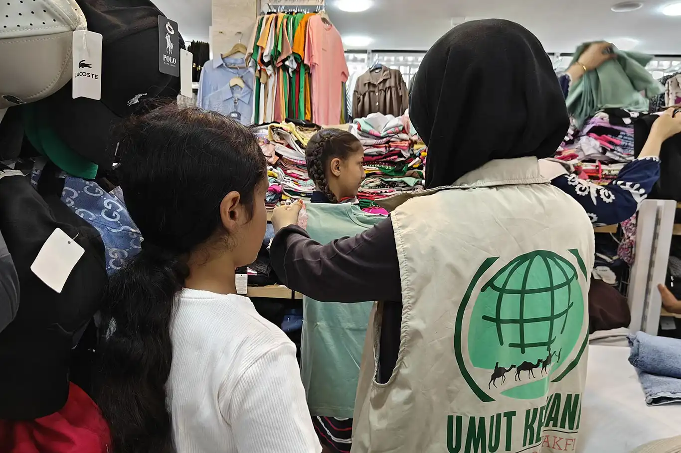Umut Kervanı Tarsus'ta bayram öncesi ihtiyaç sahiplerine bayramlık desteği