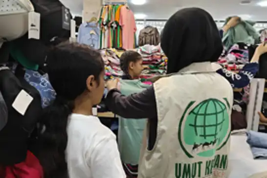 Umut Kervanı Tarsus'ta bayram öncesi ihtiyaç sahiplerine bayramlık desteği