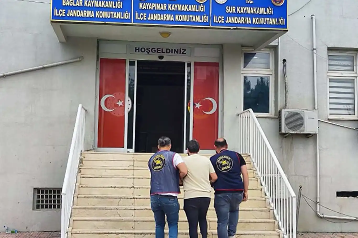 Diyarbakır'da dolandırıcılık suçundan 82 yıl hapis cezası bulunan firari yakalandı Diyarbakır'da dolandırıcılık suçundan 82 yıl hapis cezası bulunan firari yakalandı