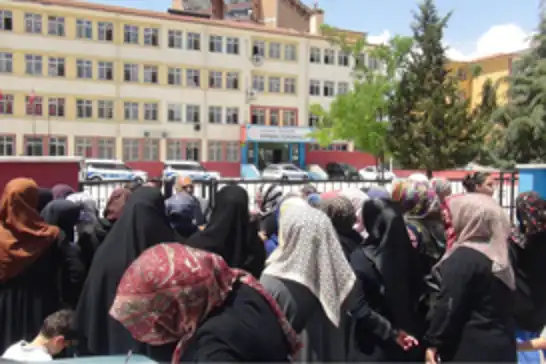Gaziantep'te Kur'an-ı Kerim sahifelerinin tosta sarılması büyük tepki çekti