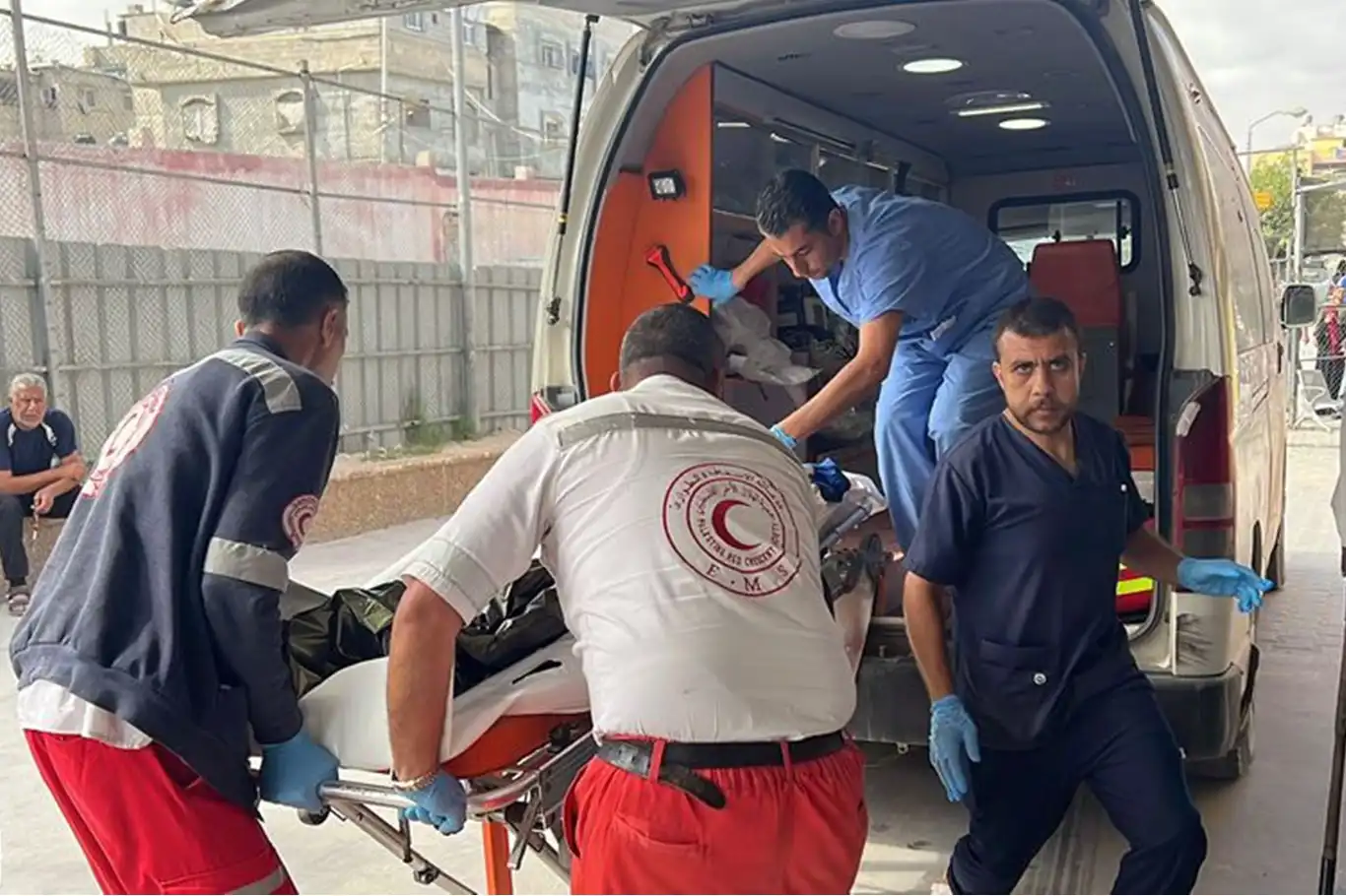 Refah'ta yardım dağıtım merkezine yönelik işgal saldırısında yaşlı kadın şehit oldu Refah'ta yardım dağıtım merkezine yönelik işgal saldırısında yaşlı kadın şehit oldu