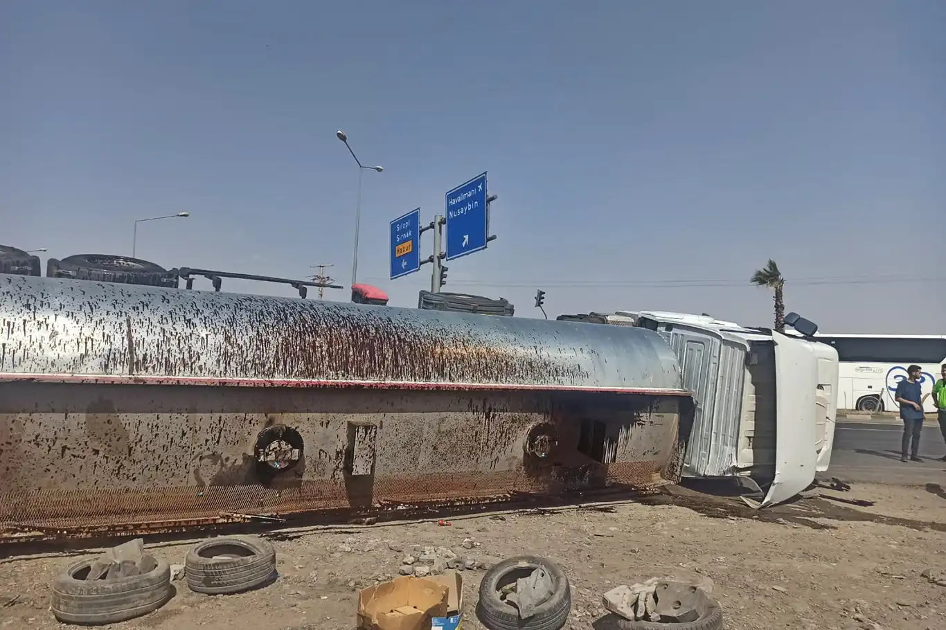 Cizre’de tanker devrildi