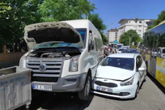 Batman'da kaza zinciri: Otomobil servis minibüsüne çarptı, otobüs refüje çıktı