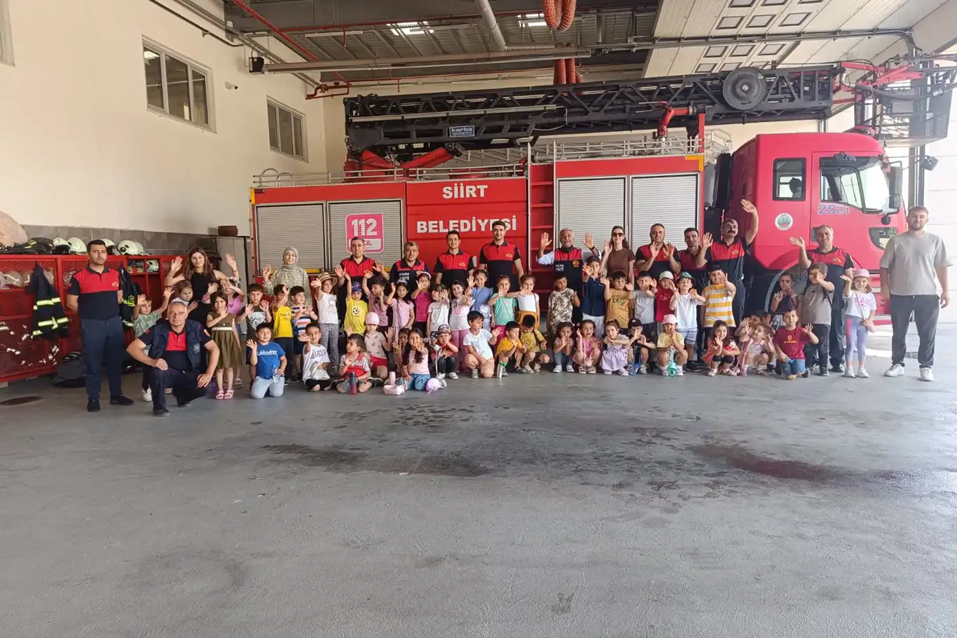 Minik öğrencilerden itfaiye ziyareti: Yangın ve afet bilinci kazandılar Minik öğrencilerden itfaiye ziyareti: Yangın ve afet bilinci kazandılar