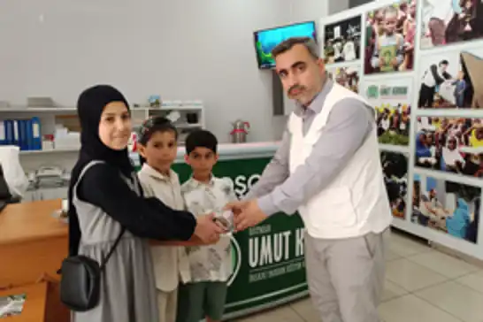Alp kardeşlerden örnek davranış: Harçlıklarını Umut Kervanı'na bağışlıyorlar