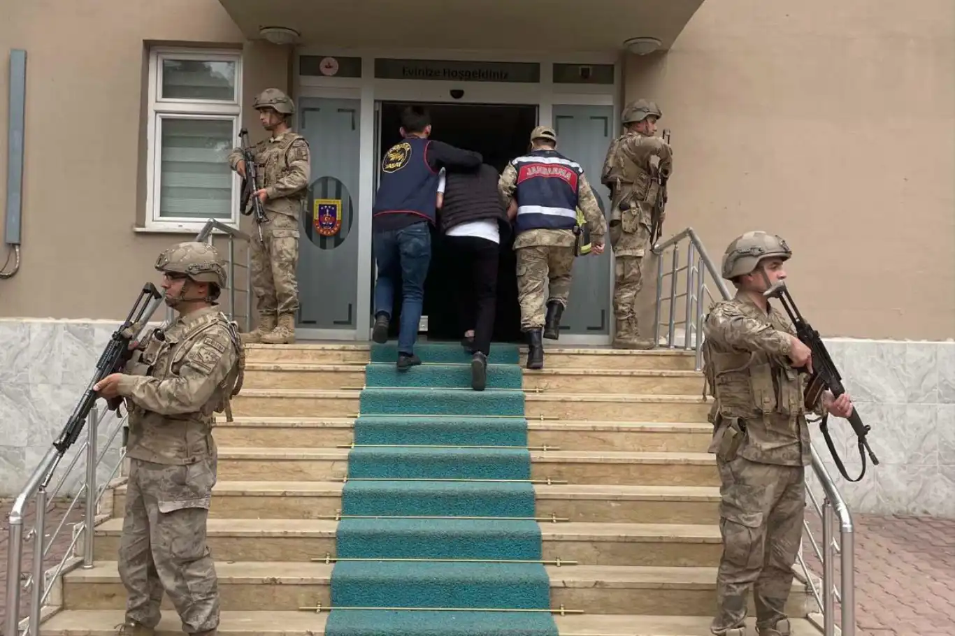 Mardin’de 2 kişinin öldüğü silahlı kavganın firarisi yakalandı Mardin’de 2 kişinin öldüğü silahlı kavganın firarisi yakalandı