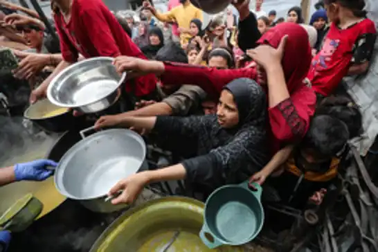 نأكل التراب بدلًا من الخبز في غزة
