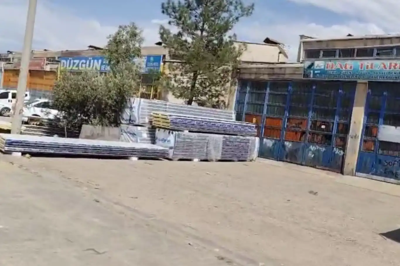 Sanayi sitesi esnafından yüzde 300 kira zammına tepki: Kepenkler kapatıldı Sanayi sitesi esnafından yüzde 300 kira zammına tepki: Kepenkler kapatıldı