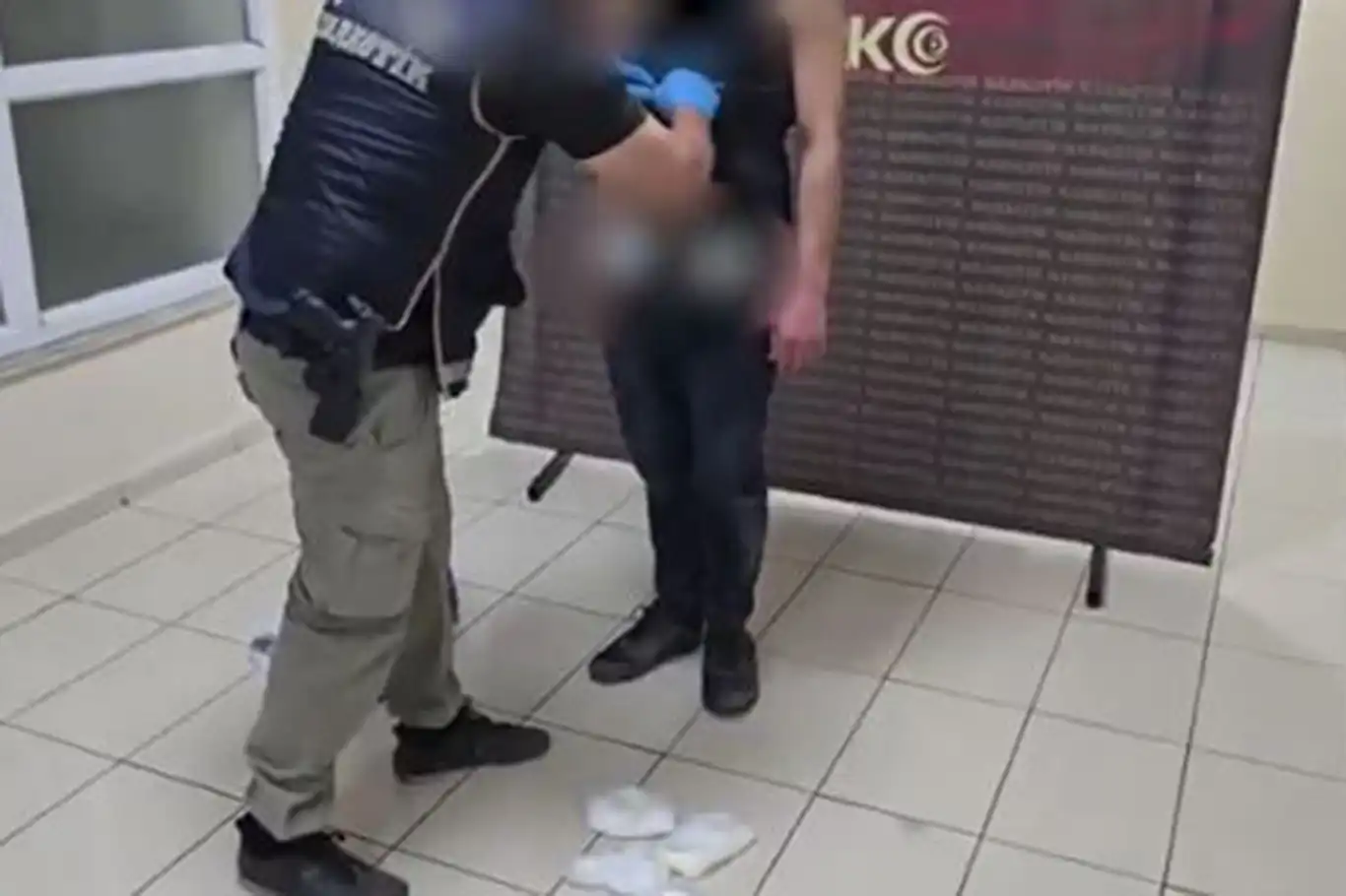 Şüpheli şahısların üzerinden 1 kg metamfetamin ele geçirildi Şüpheli şahısların üzerinden 1 kg metamfetamin ele geçirildi