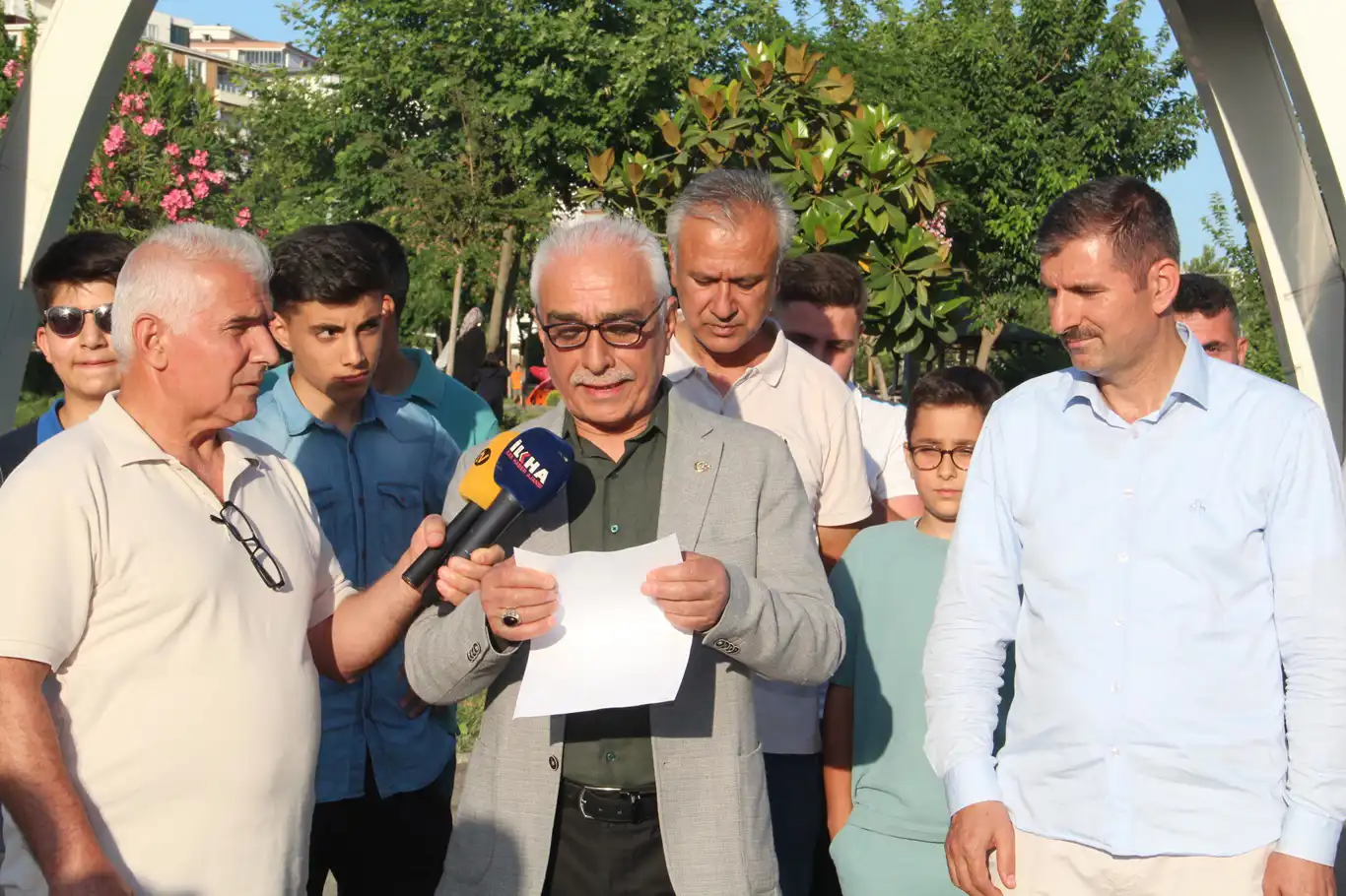 Mahalle sakinlerinden baz istasyonu tepkisi Mahalle sakinlerinden baz istasyonu tepkisi