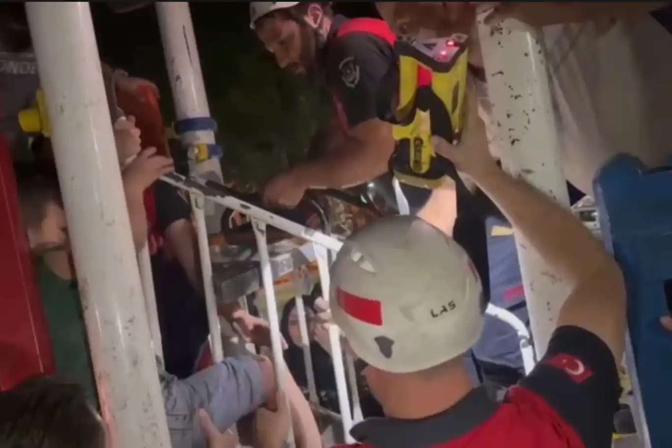 Şanlıurfa'da parkta ayağı demir korkuluklara sıkışan çocuk kurtarıldı