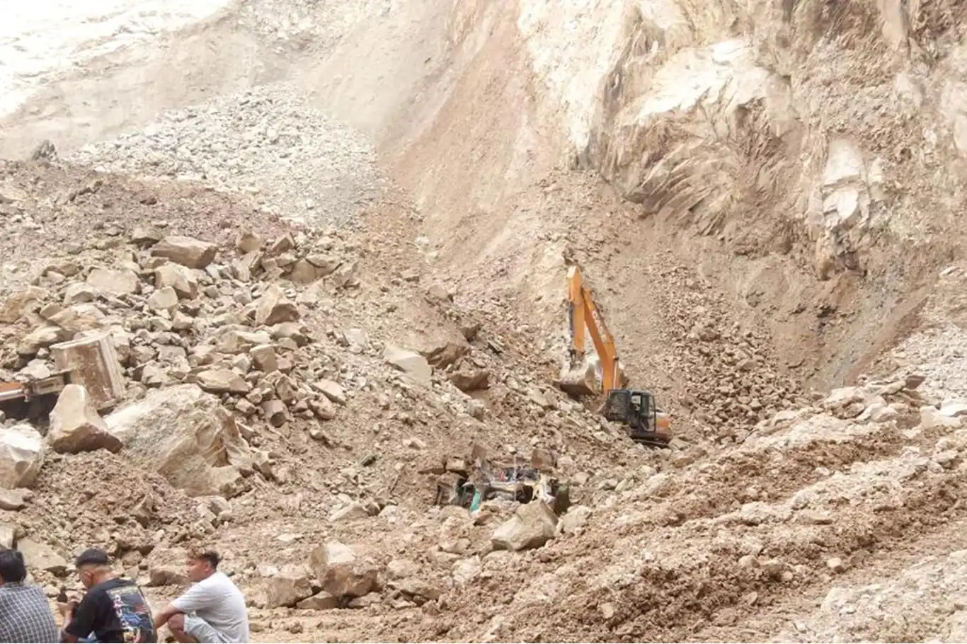 Endonezya'da taş ocağında heyelan: 7 ölü