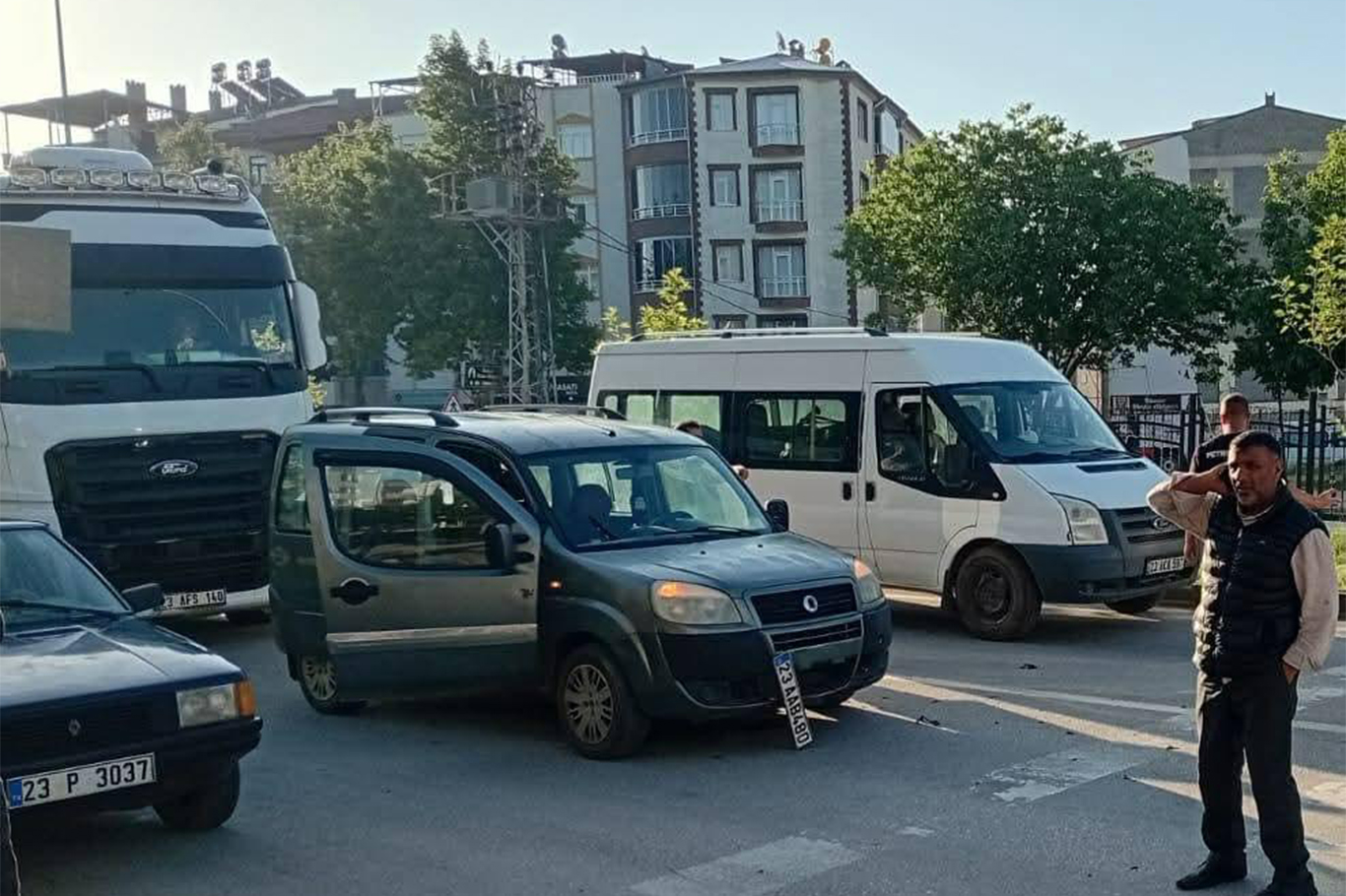 Elazığ'da zincirleme trafik kazası Elazığ'da zincirleme trafik kazası