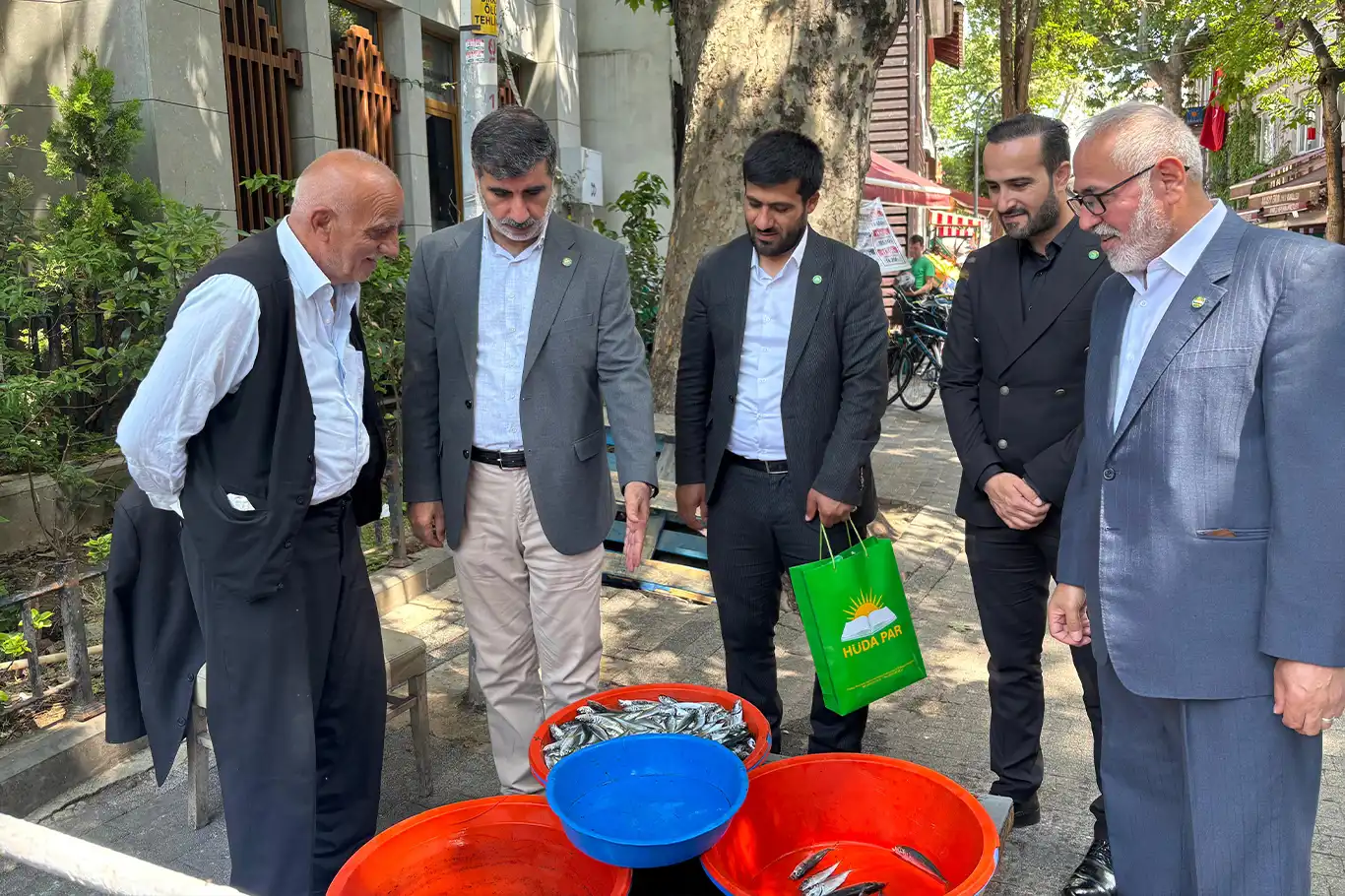 HÜDA PAR'dan Adalar’da esnaf ziyareti