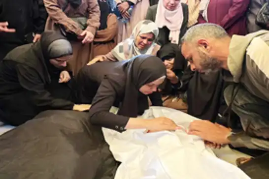 Siyonist rejim Gazze'de bir aileyi yok etti: 7 şehit