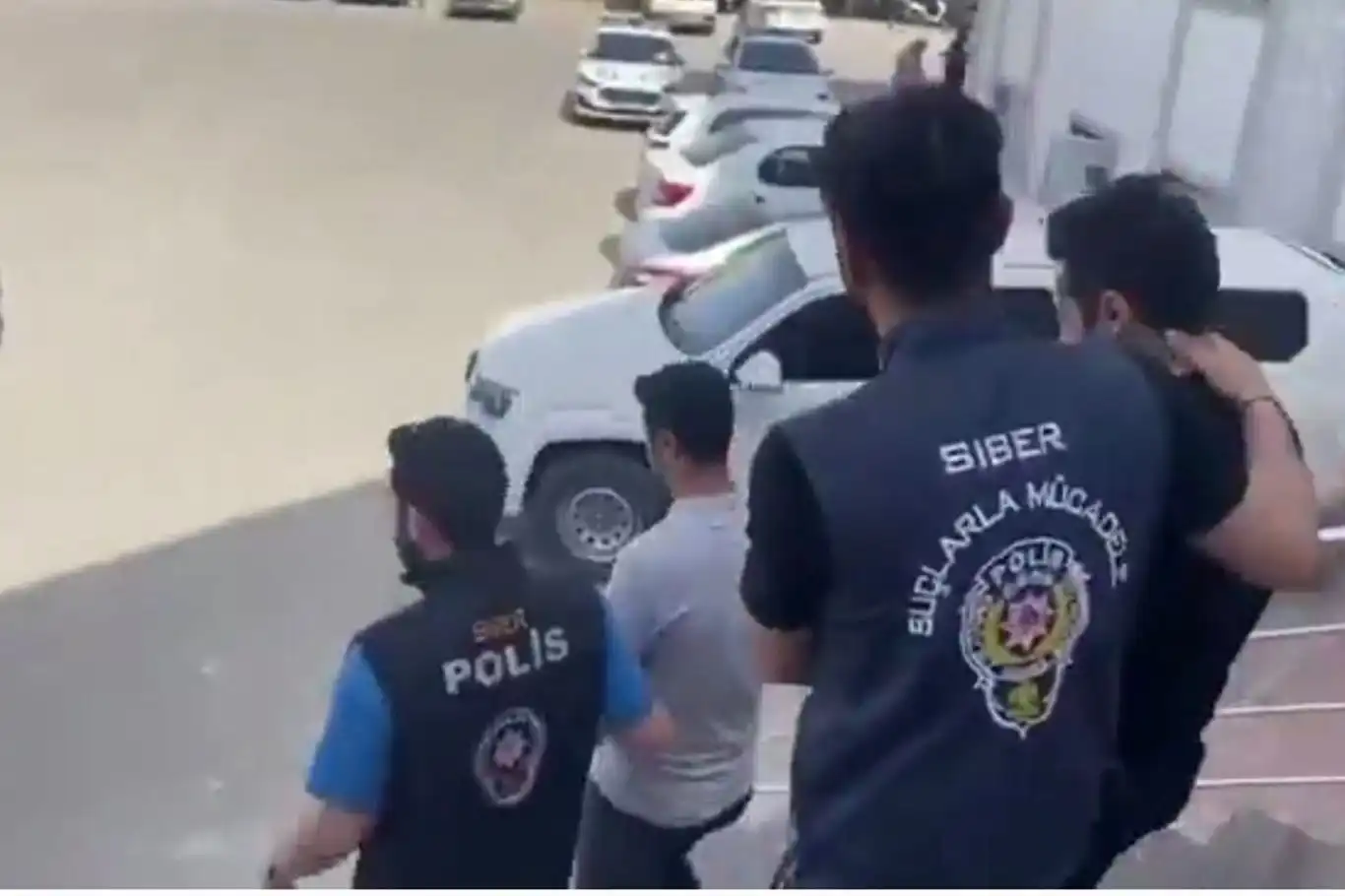 Bursa merkezli 25 ilde dolandırıcılık operasyonu: 18 tutuklama Bursa merkezli 25 ilde dolandırıcılık operasyonu: 18 tutuklama