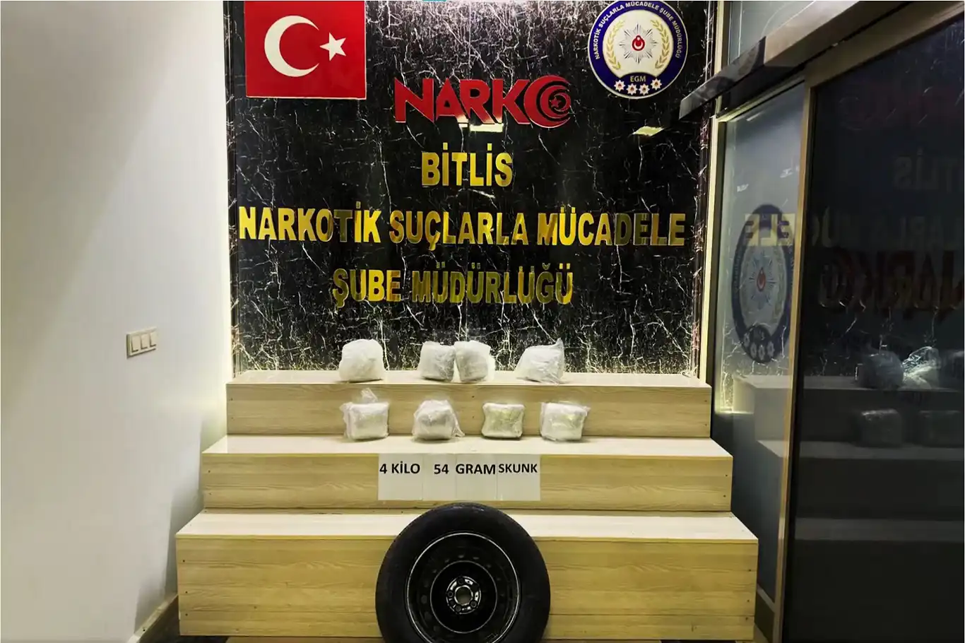 Bitlis’te uyuşturucu operasyonu: Lastik içerisinde 4 kilo skunk ele geçirildi Bitlis’te uyuşturucu operasyonu: Lastik içerisinde 4 kilo skunk ele geçirildi