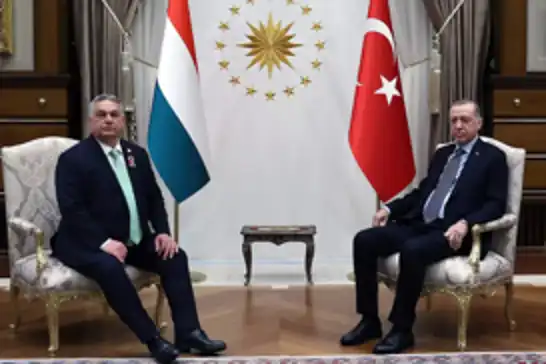 الرئيس أردوغان يجري اتصالًا هاتفيًا مع رئيس الوزراء المجري أوربان