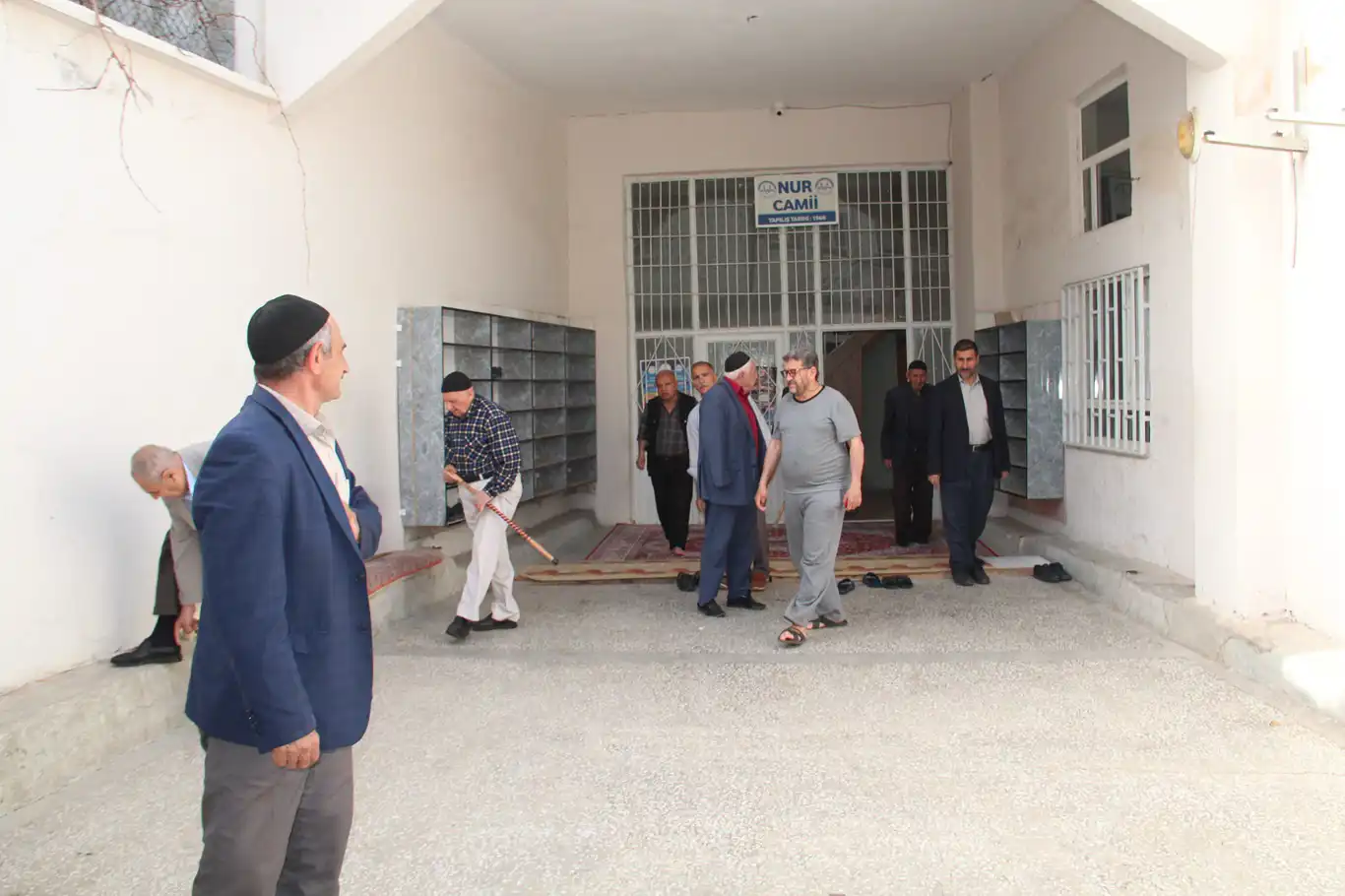 Batman'da borç nedeniyle camilerin elektriğinin kesilmesine vatandaşlardan tepki Batman'da borç nedeniyle camilerin elektriğinin kesilmesine vatandaşlardan tepki