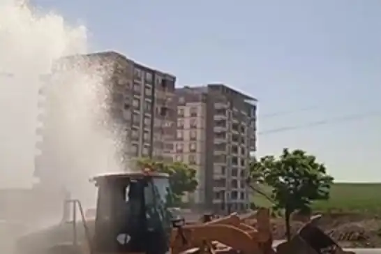 Batman'da yol çalışması sırasında ana su hattı zarar gördü